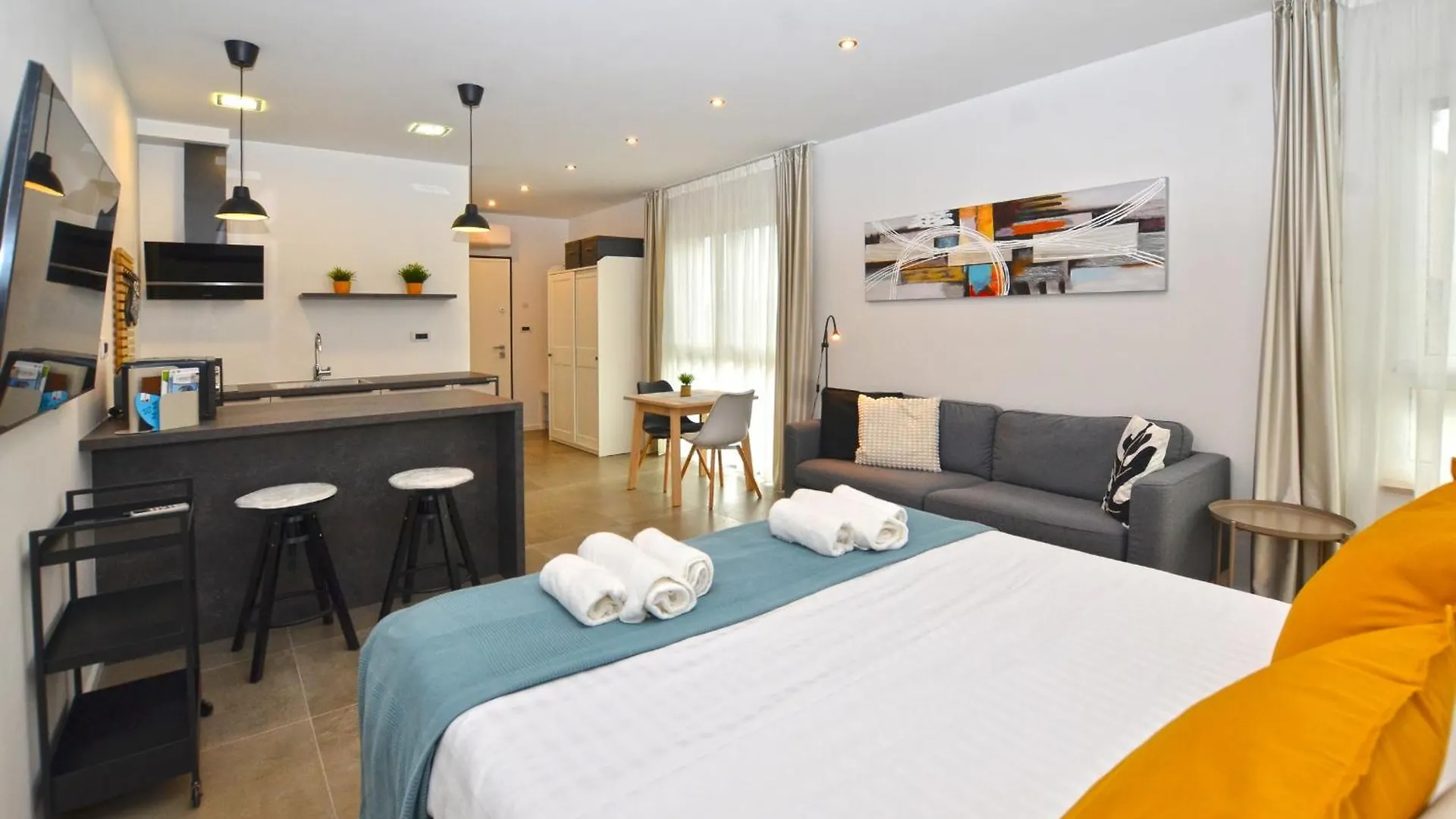 Black & White Studios Bale Apartment