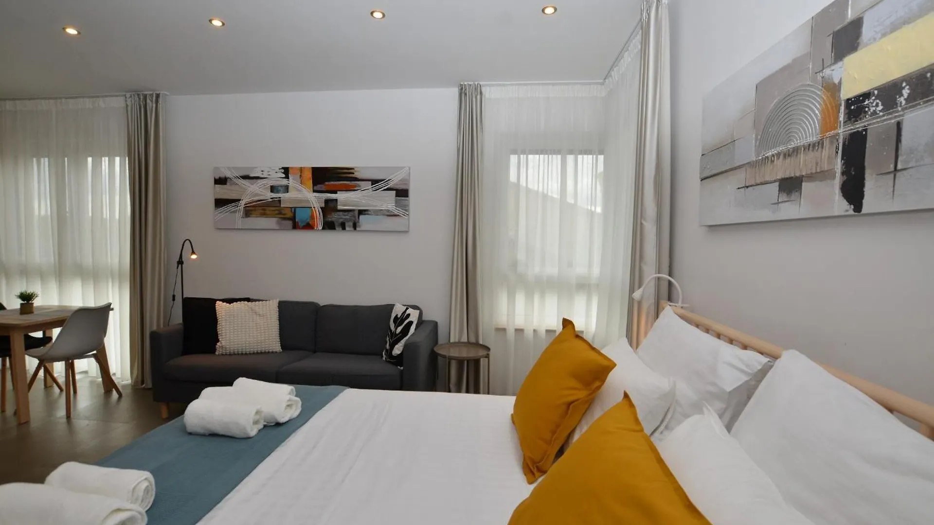 Apartment Black & White Studios Bale Croatia