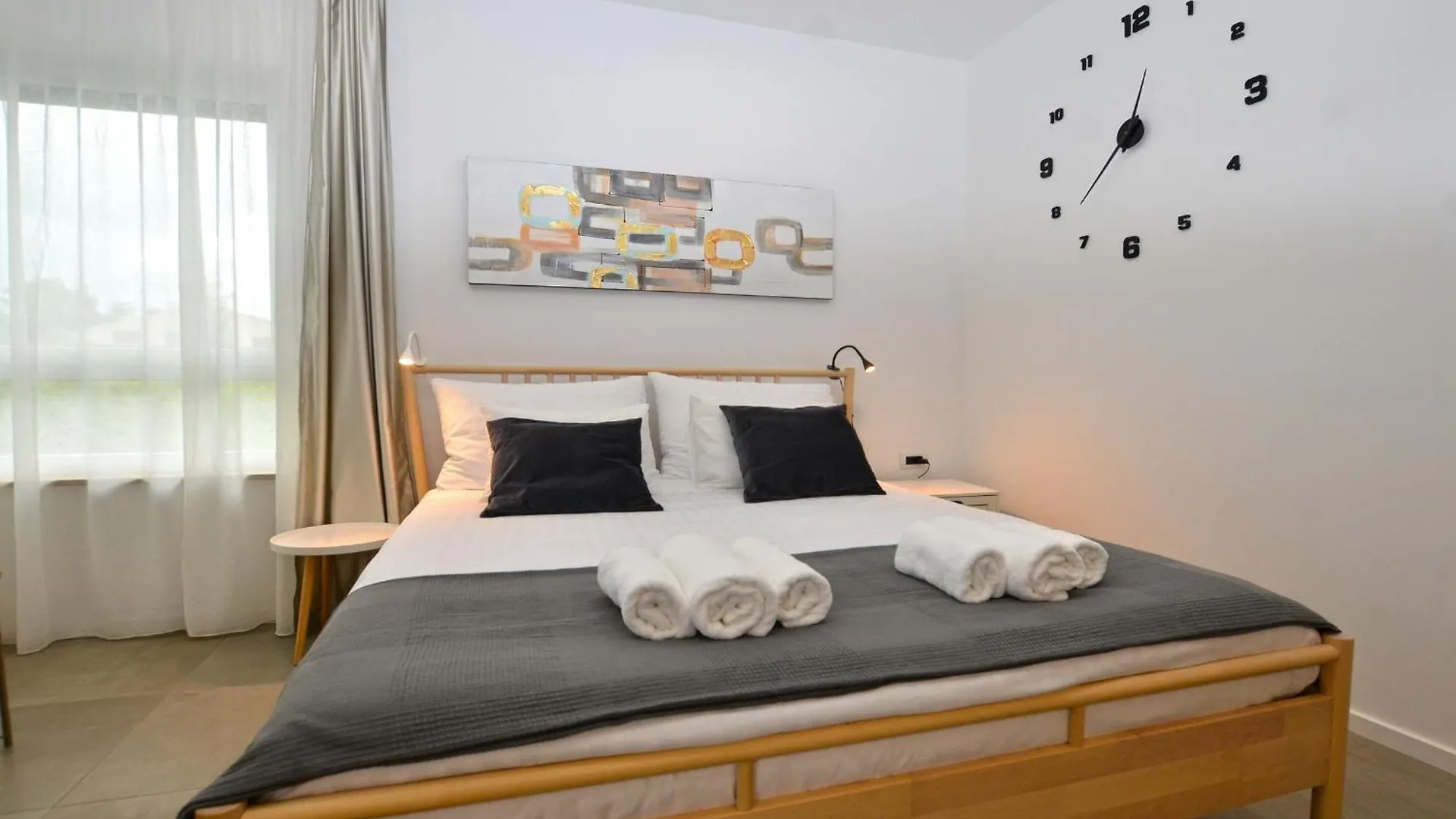 Black & White Studios Bale Apartment