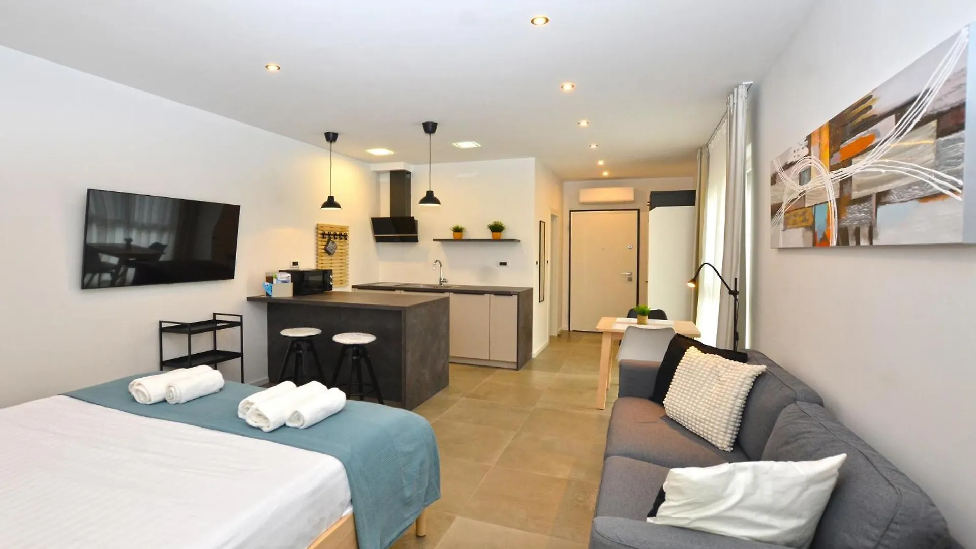 Black & White Studios Bale Apartment