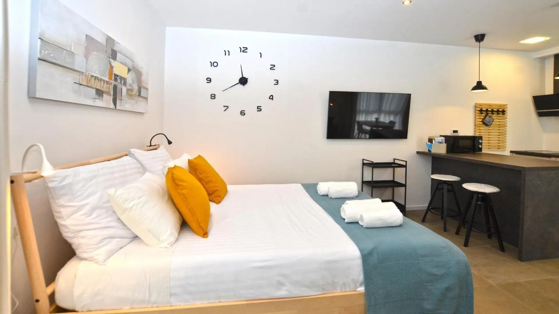 Black & White Studios Bale Apartment
